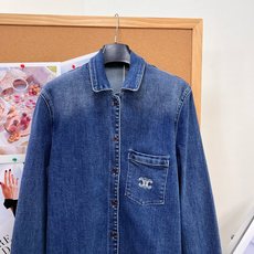 🆕Celine渐变牛仔衬衫外套,松弛复古老钱风单品 复古水洗渐变牛仔蓝,做旧晕染色调氛围感拉满✨ 经典翻领衬衫版型,单排 🆕Celine渐变牛仔衬衫外套,松弛复古老钱风单品 复古水洗渐变牛仔蓝,做旧晕染色调氛围感拉满✨ 经典翻领衬衫版型,单排