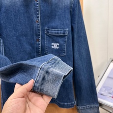 🆕Celine渐变牛仔衬衫外套,松弛复古老钱风单品 复古水洗渐变牛仔蓝,做旧晕染色调氛围感拉满✨ 经典翻领衬衫版型,单排 🆕Celine渐变牛仔衬衫外套,松弛复古老钱风单品 复古水洗渐变牛仔蓝,做旧晕染色调氛围感拉满✨ 经典翻领衬衫版型,单排