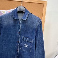 🆕Celine渐变牛仔衬衫外套,松弛复古老钱风单品 复古水洗渐变牛仔蓝,做旧晕染色调氛围感拉满✨ 经典翻领衬衫版型,单排 🆕Celine渐变牛仔衬衫外套,松弛复古老钱风单品 复古水洗渐变牛仔蓝,做旧晕染色调氛围感拉满✨ 经典翻领衬衫版型,单排