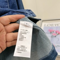 🆕Celine渐变牛仔衬衫外套,松弛复古老钱风单品 复古水洗渐变牛仔蓝,做旧晕染色调氛围感拉满✨ 经典翻领衬衫版型,单排 🆕Celine渐变牛仔衬衫外套,松弛复古老钱风单品 复古水洗渐变牛仔蓝,做旧晕染色调氛围感拉满✨ 经典翻领衬衫版型,单排