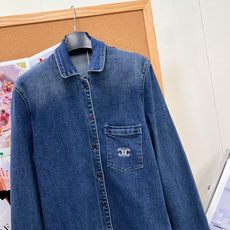 🆕Celine渐变牛仔衬衫外套,松弛复古老钱风单品 复古水洗渐变牛仔蓝,做旧晕染色调氛围感拉满✨ 经典翻领衬衫版型,单排 🆕Celine渐变牛仔衬衫外套,松弛复古老钱风单品 复古水洗渐变牛仔蓝,做旧晕染色调氛围感拉满✨ 经典翻领衬衫版型,单排