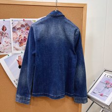 🆕Celine渐变牛仔衬衫外套,松弛复古老钱风单品 复古水洗渐变牛仔蓝,做旧晕染色调氛围感拉满✨ 经典翻领衬衫版型,单排 🆕Celine渐变牛仔衬衫外套,松弛复古老钱风单品 复古水洗渐变牛仔蓝,做旧晕染色调氛围感拉满✨ 经典翻领衬衫版型,单排