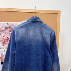 🆕Celine渐变牛仔衬衫外套,松弛复古老钱风单品 复古水洗渐变牛仔蓝,做旧晕染色调氛围感拉满✨ 经典翻领衬衫版型,单排 🆕Celine渐变牛仔衬衫外套,松弛复古老钱风单品 复古水洗渐变牛仔蓝,做旧晕染色调氛围感拉满✨ 经典翻领衬衫版型,单排