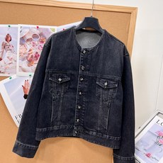 🆕CHANEL26B小香定制字母纽扣高级水洗烟灰色百搭牛仔外套,这件圆领款外套真的很有辨识度 石墨黑灰酵素水洗,自带朦胧 🆕CHANEL26B小香定制字母纽扣高级水洗烟灰色百搭牛仔外套,这件圆领款外套真的很有辨识度 石墨黑灰酵素水洗,自带朦胧