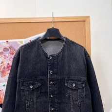 🆕CHANEL26B小香定制字母纽扣高级水洗烟灰色百搭牛仔外套,这件圆领款外套真的很有辨识度 石墨黑灰酵素水洗,自带朦胧 🆕CHANEL26B小香定制字母纽扣高级水洗烟灰色百搭牛仔外套,这件圆领款外套真的很有辨识度 石墨黑灰酵素水洗,自带朦胧