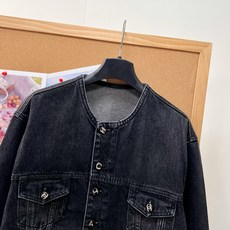 🆕CHANEL26B小香定制字母纽扣高级水洗烟灰色百搭牛仔外套,这件圆领款外套真的很有辨识度 石墨黑灰酵素水洗,自带朦胧 🆕CHANEL26B小香定制字母纽扣高级水洗烟灰色百搭牛仔外套,这件圆领款外套真的很有辨识度 石墨黑灰酵素水洗,自带朦胧
