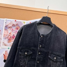 🆕CHANEL26B小香定制字母纽扣高级水洗烟灰色百搭牛仔外套,这件圆领款外套真的很有辨识度 石墨黑灰酵素水洗,自带朦胧 🆕CHANEL26B小香定制字母纽扣高级水洗烟灰色百搭牛仔外套,这件圆领款外套真的很有辨识度 石墨黑灰酵素水洗,自带朦胧
