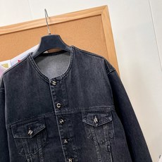 🆕CHANEL26B小香定制字母纽扣高级水洗烟灰色百搭牛仔外套,这件圆领款外套真的很有辨识度 石墨黑灰酵素水洗,自带朦胧 🆕CHANEL26B小香定制字母纽扣高级水洗烟灰色百搭牛仔外套,这件圆领款外套真的很有辨识度 石墨黑灰酵素水洗,自带朦胧