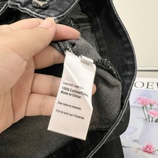 🆕CHANEL26B小香定制字母纽扣高级水洗烟灰色百搭牛仔外套,这件圆领款外套真的很有辨识度 石墨黑灰酵素水洗,自带朦胧 🆕CHANEL26B小香定制字母纽扣高级水洗烟灰色百搭牛仔外套,这件圆领款外套真的很有辨识度 石墨黑灰酵素水洗,自带朦胧