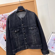 🆕CHANEL26B小香定制字母纽扣高级水洗烟灰色百搭牛仔外套,这件圆领款外套真的很有辨识度 石墨黑灰酵素水洗,自带朦胧 🆕CHANEL26B小香定制字母纽扣高级水洗烟灰色百搭牛仔外套,这件圆领款外套真的很有辨识度 石墨黑灰酵素水洗,自带朦胧