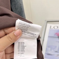 🆕MIU MIU26早秋Miu风假两件长袖T恤松弛学院感拿捏住🤎不用自己叠穿的懒人本命上衣! 巧妙假两件拼接设计,短袖衣 🆕MIU MIU26早秋Miu风假两件长袖T恤松弛学院感拿捏住🤎不用自己叠穿的懒人本命上衣! 巧妙假两件拼接设计,短袖衣