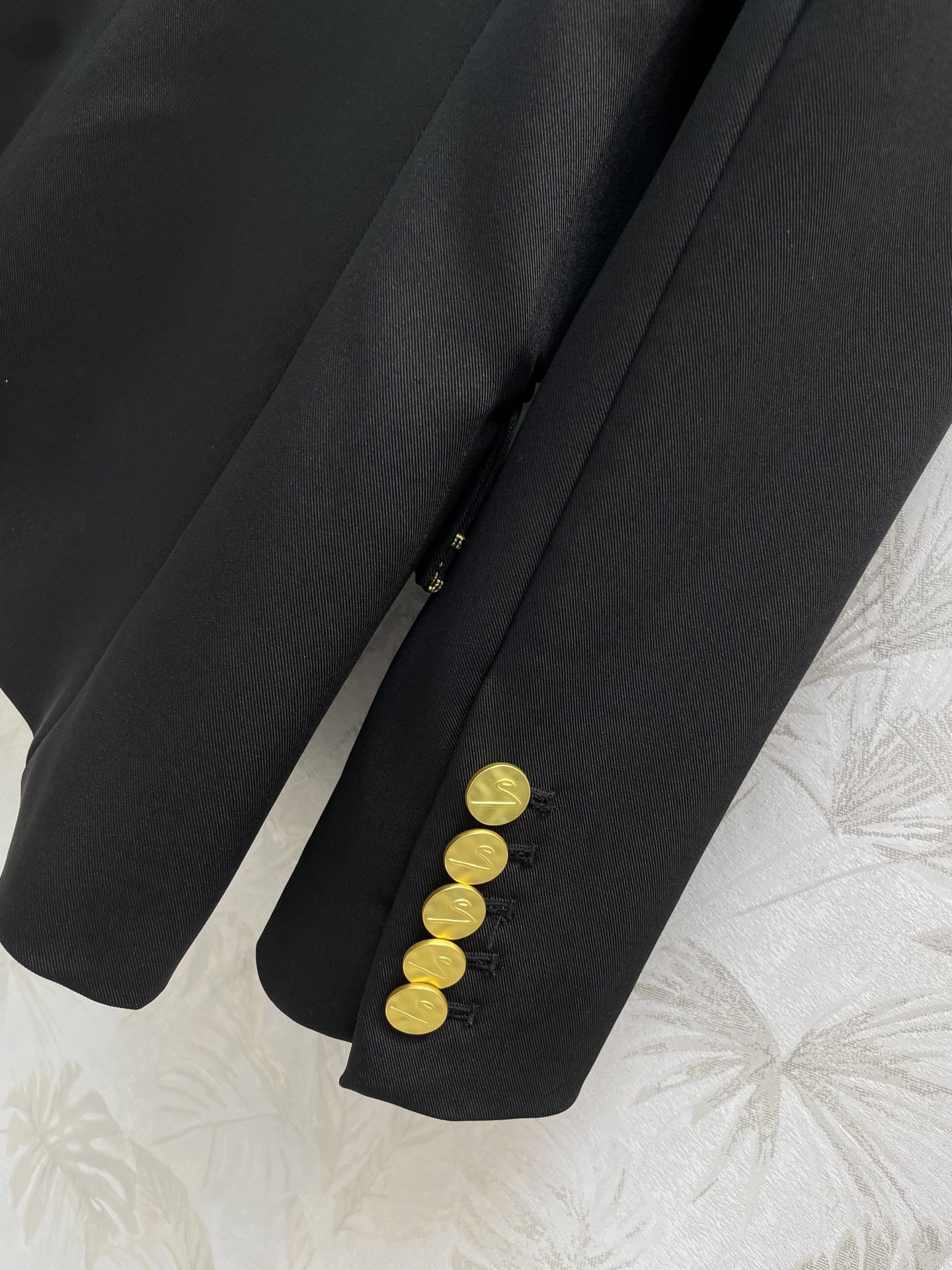 24早春Schiaparelli撞色刺绣尺寸图线条勾勒西装外套经典廓形剪裁整个设计简洁有亮点采用撞色明线