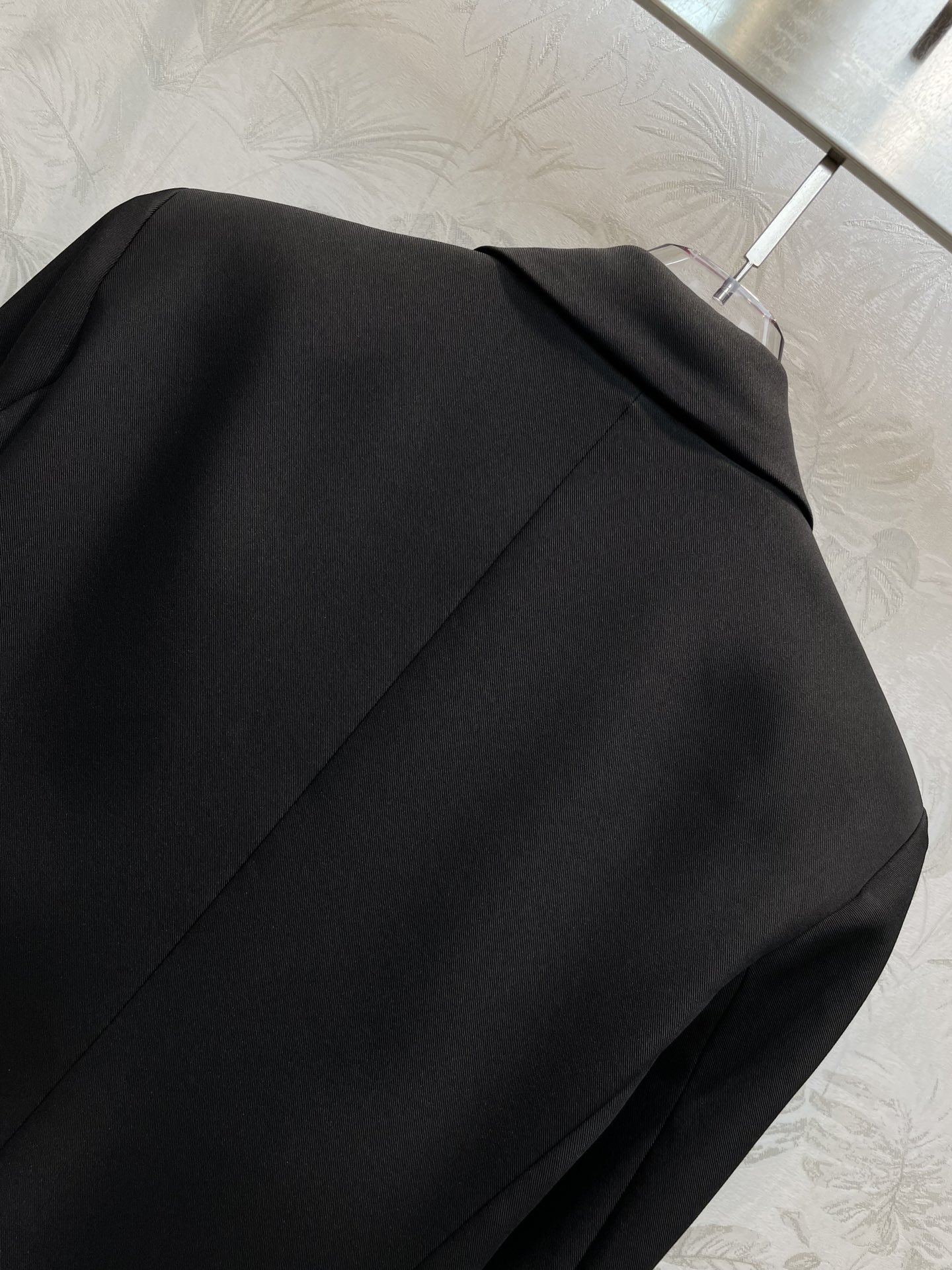 24早春Schiaparelli撞色刺绣尺寸图线条勾勒西装外套经典廓形剪裁整个设计简洁有亮点采用撞色明线