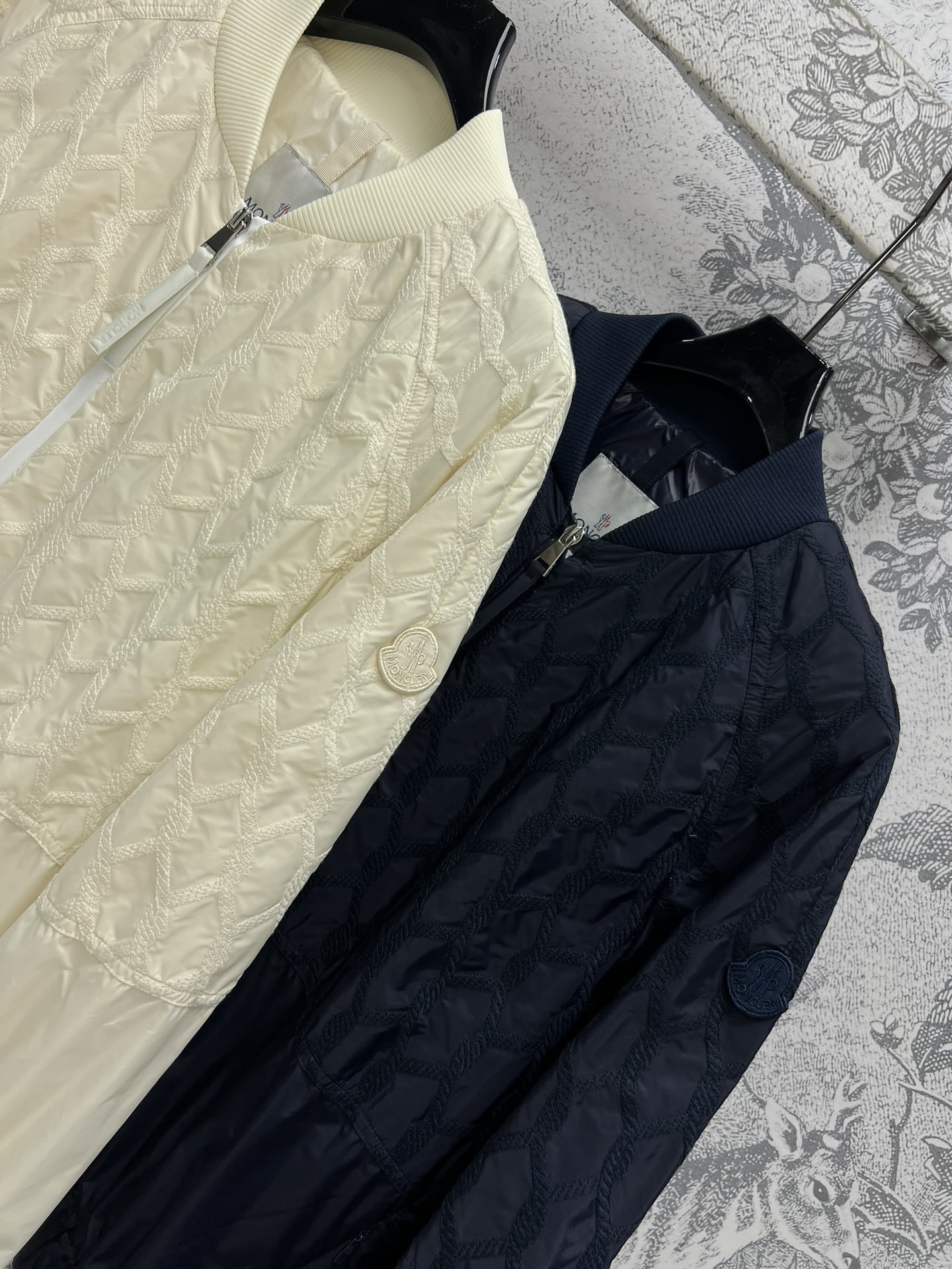 Moncler24秋冬新款轻薄羽绒服夹克夹克领设计休闲版型时髦又帅气国标90绒填充进口轻盈记忆丝面料质感