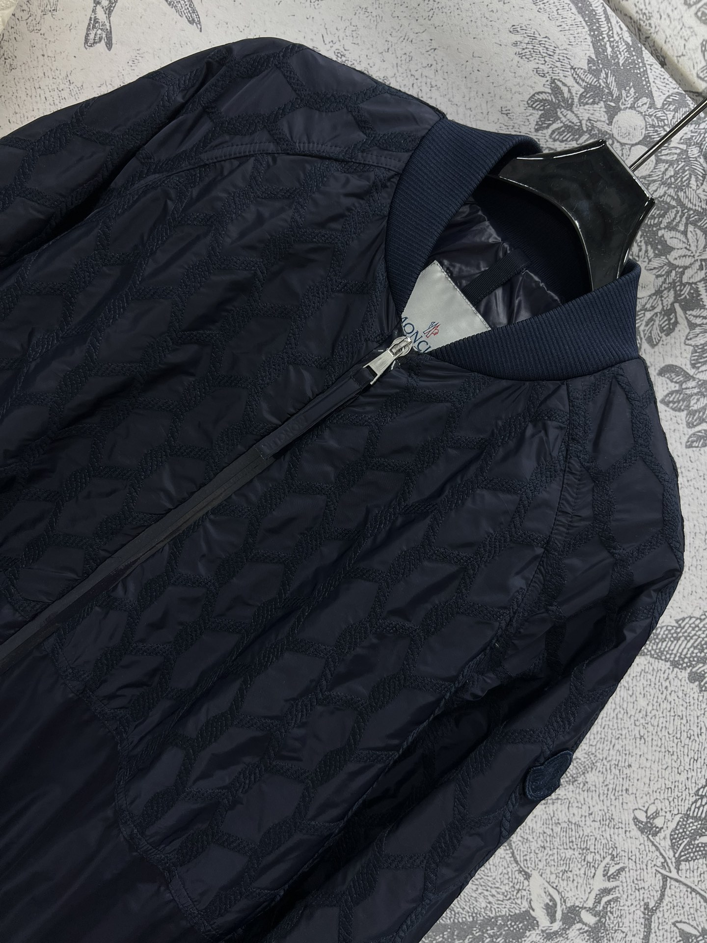 Moncler24秋冬新款轻薄羽绒服夹克夹克领设计休闲版型时髦又帅气国标90绒填充进口轻盈记忆丝面料质感