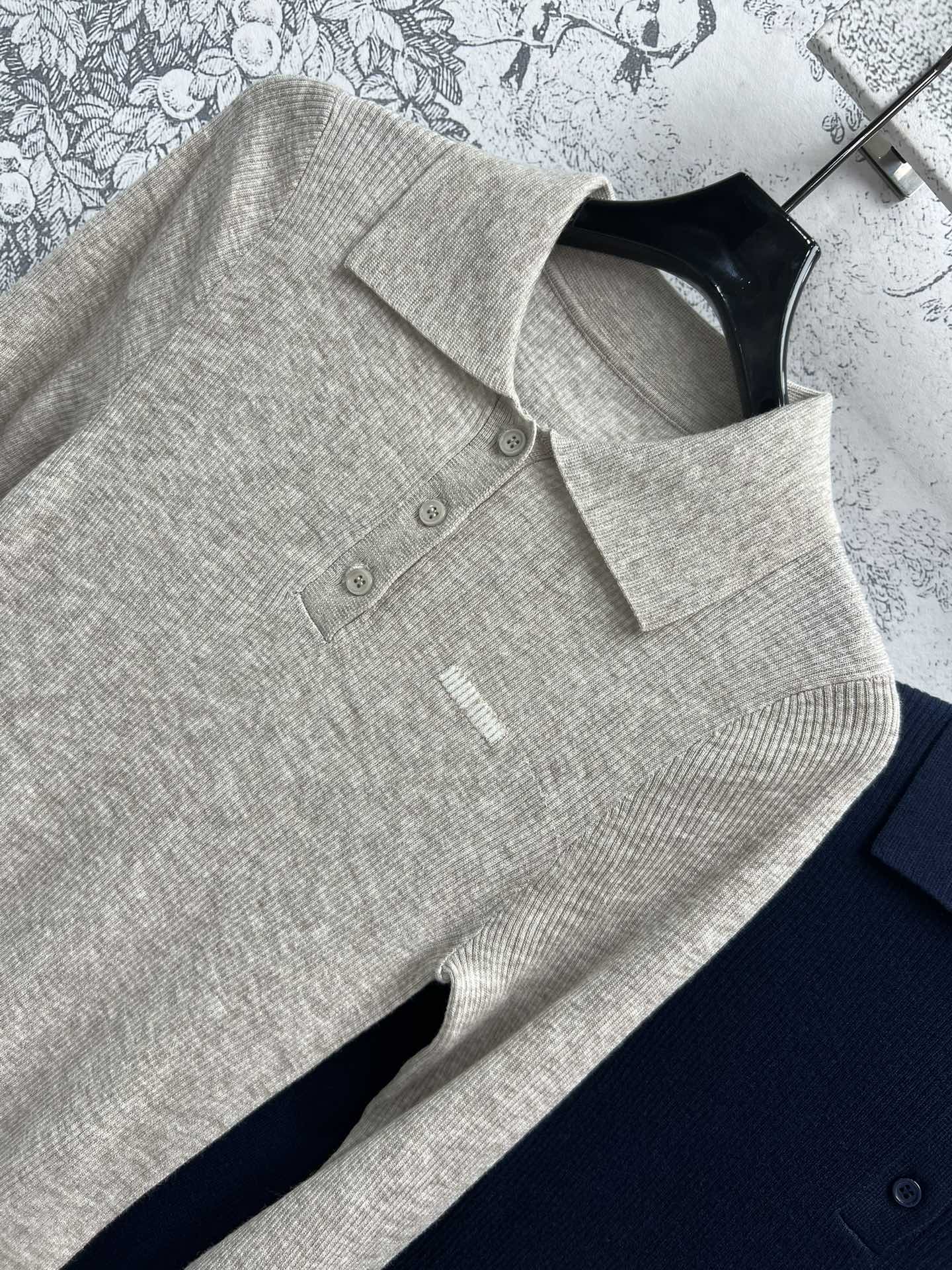 Miu24秋冬新款polo领针织上衣上身超级舒服经典耐看的POLO领加两粒扣细节胸前撞色刺绣Logo点缀