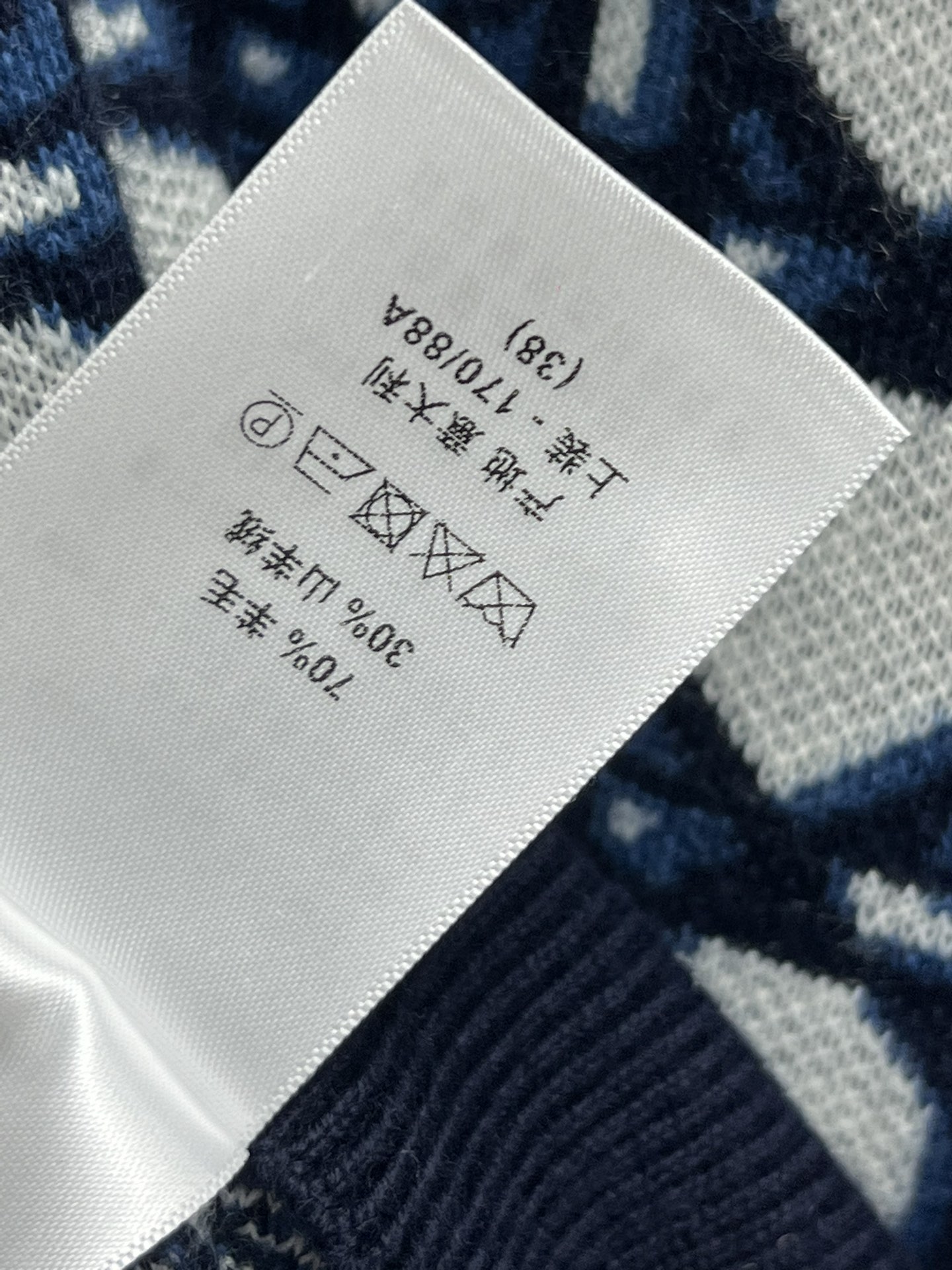 D家24秋冬新款几何图案提花针织毛衣复古经典的几何图案简约百搭胸前logo标识提花加持上身少女又减龄气质