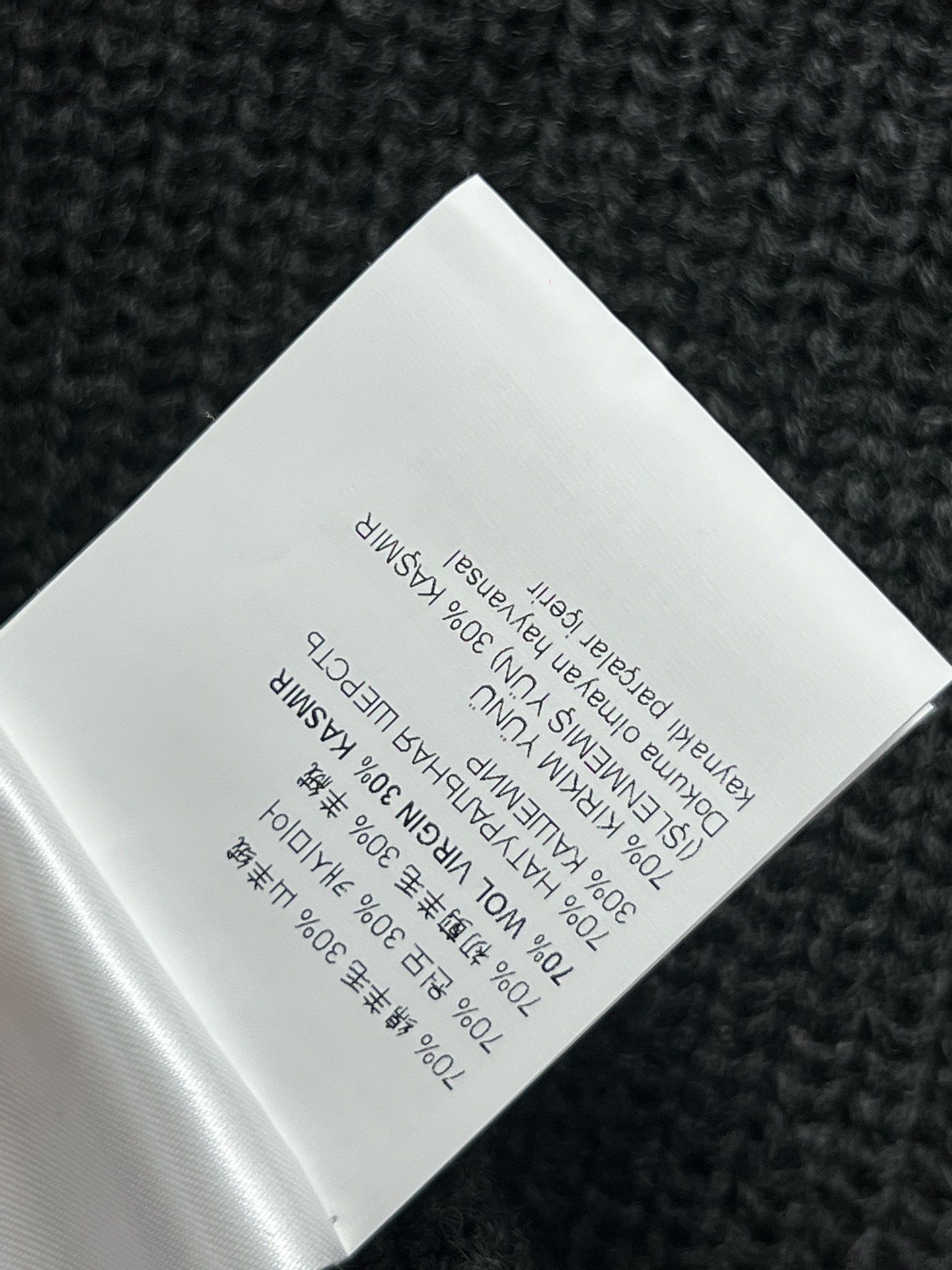 Miu24秋冬新款条纹包边V领针织毛衣简简单单的配色领口袖口都是比较细的条纹和大身纯色形成反差胸前字母贴