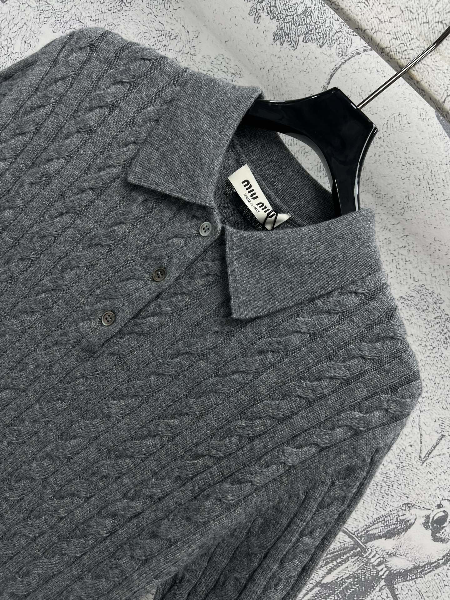 Miu24秋冬新款Polo领麻花针织短袖上衣非常大气有品位上身自带贵气感手感超级麻花很立体面料和设计都很