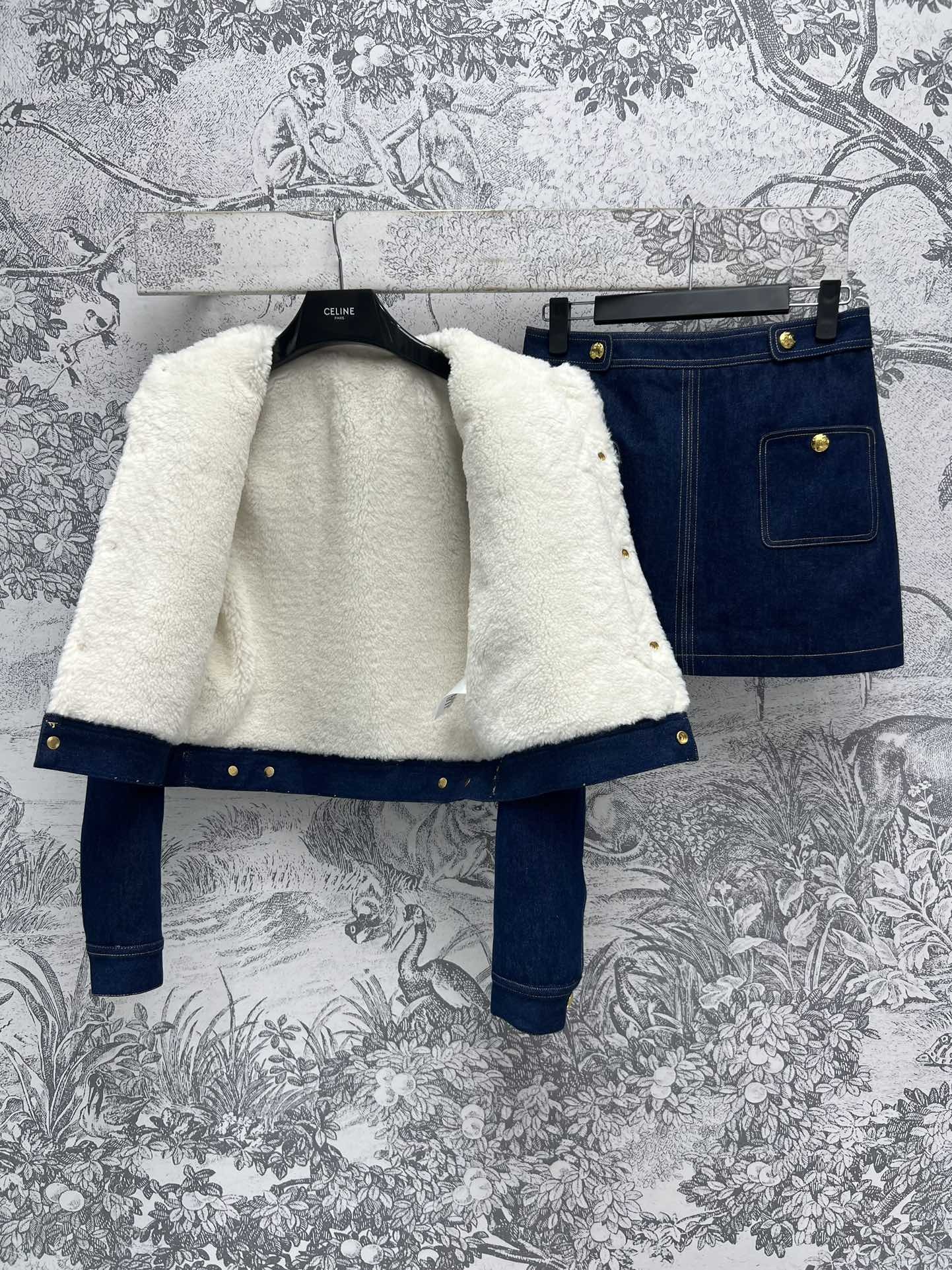 CE24秋冬新款羊羔毛拼牛仔棉服套装羊羔毛翻领牛仔外套+棉服高腰半身裙冬天搭配小能手内部饰以白色羊羔绒面