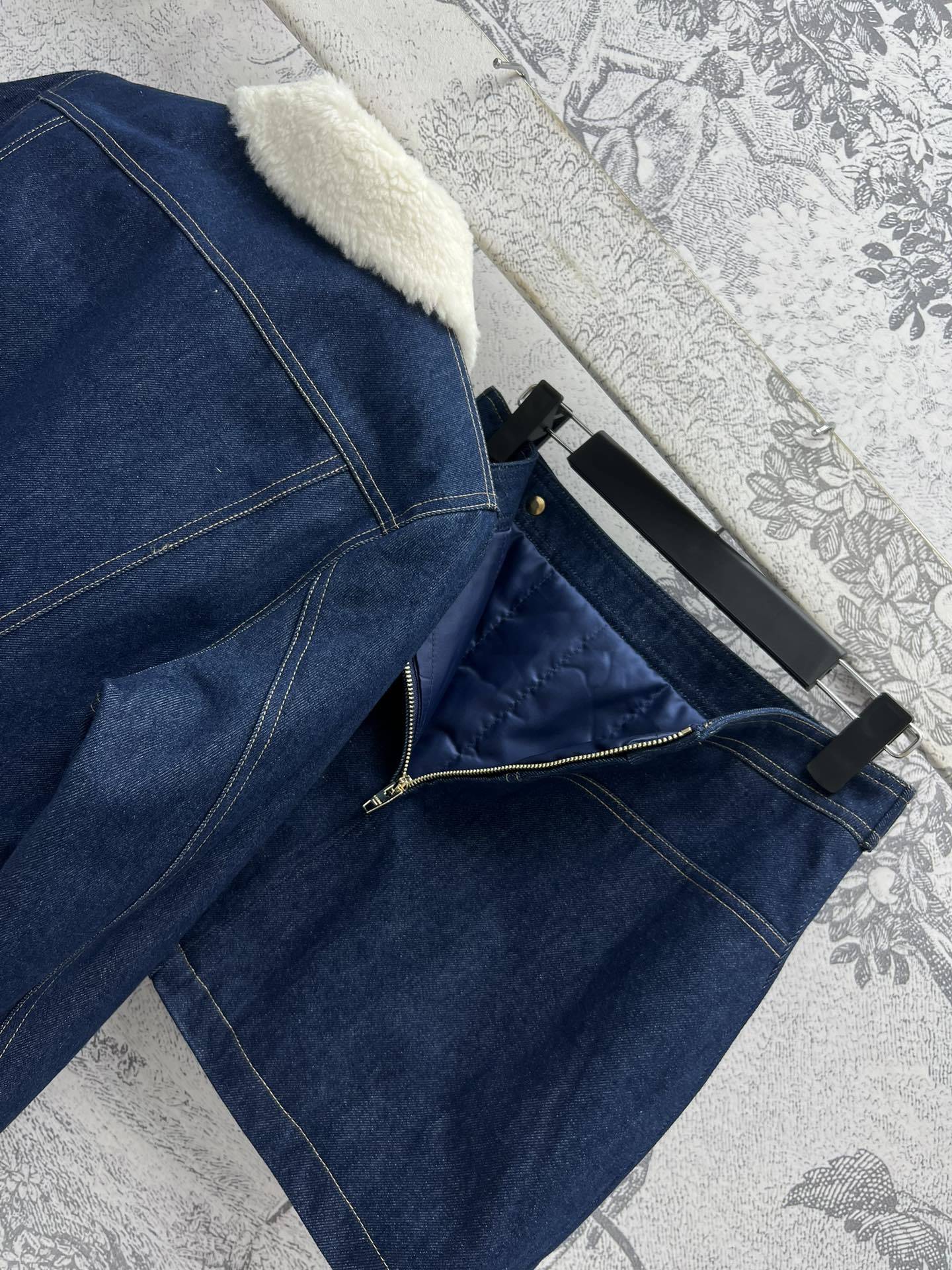 CE24秋冬新款羊羔毛拼牛仔棉服套装羊羔毛翻领牛仔外套+棉服高腰半身裙冬天搭配小能手内部饰以白色羊羔绒面