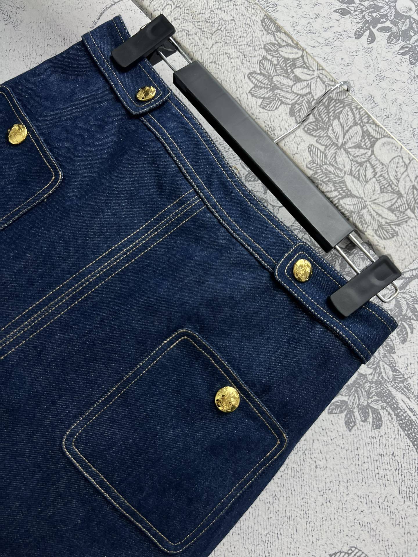 CE24秋冬新款羊羔毛拼牛仔棉服套装羊羔毛翻领牛仔外套+棉服高腰半身裙冬天搭配小能手内部饰以白色羊羔绒面