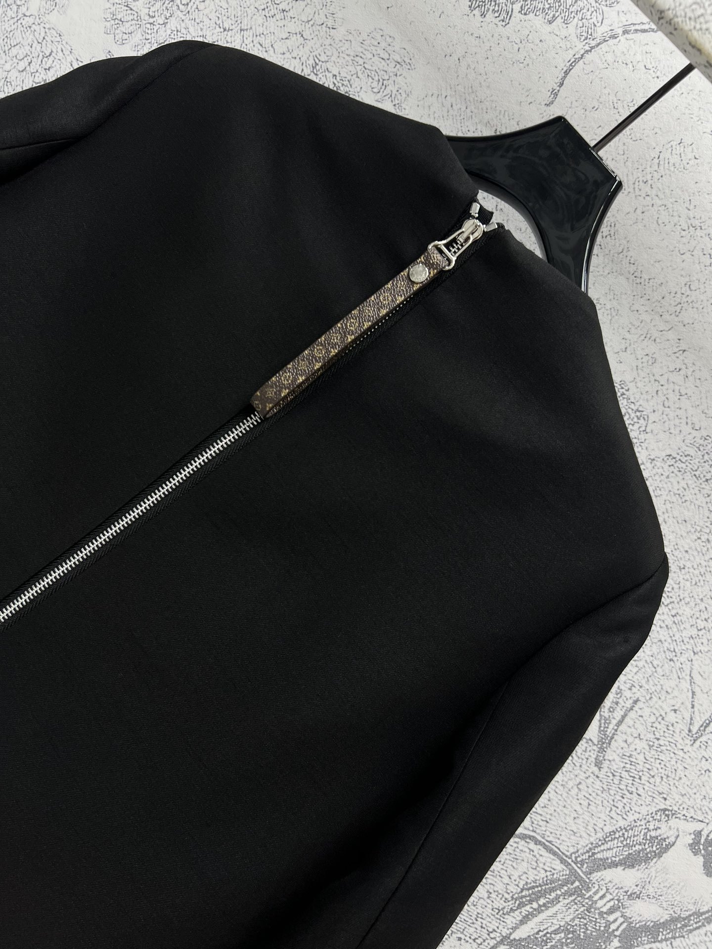 L家24秋冬新品时髦优雅的小西服宝石镶嵌纽扣装饰挻括有型有质感开模定制的五金配件精致又优雅大方后背拉链设