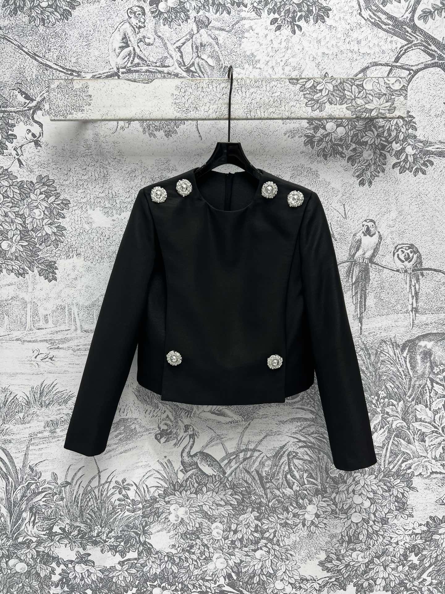 L家24秋冬新品时髦优雅的小西服宝石镶嵌纽扣装饰挻括有型有质感开模定制的五金配件精致又优雅大方后背拉链设