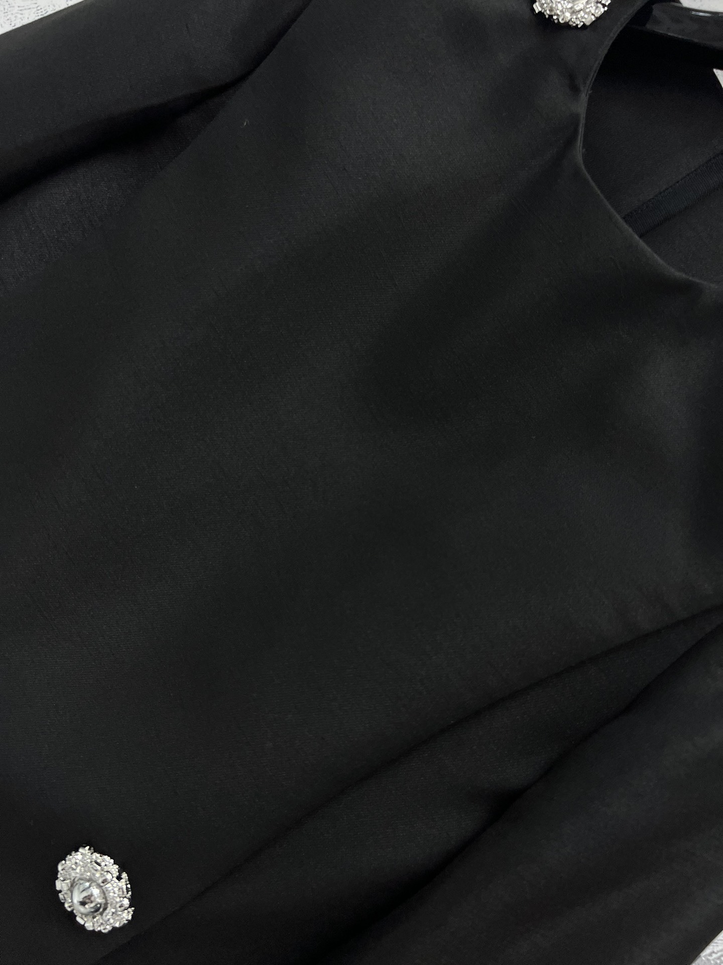 L家24秋冬新品时髦优雅的小西服宝石镶嵌纽扣装饰挻括有型有质感开模定制的五金配件精致又优雅大方后背拉链设