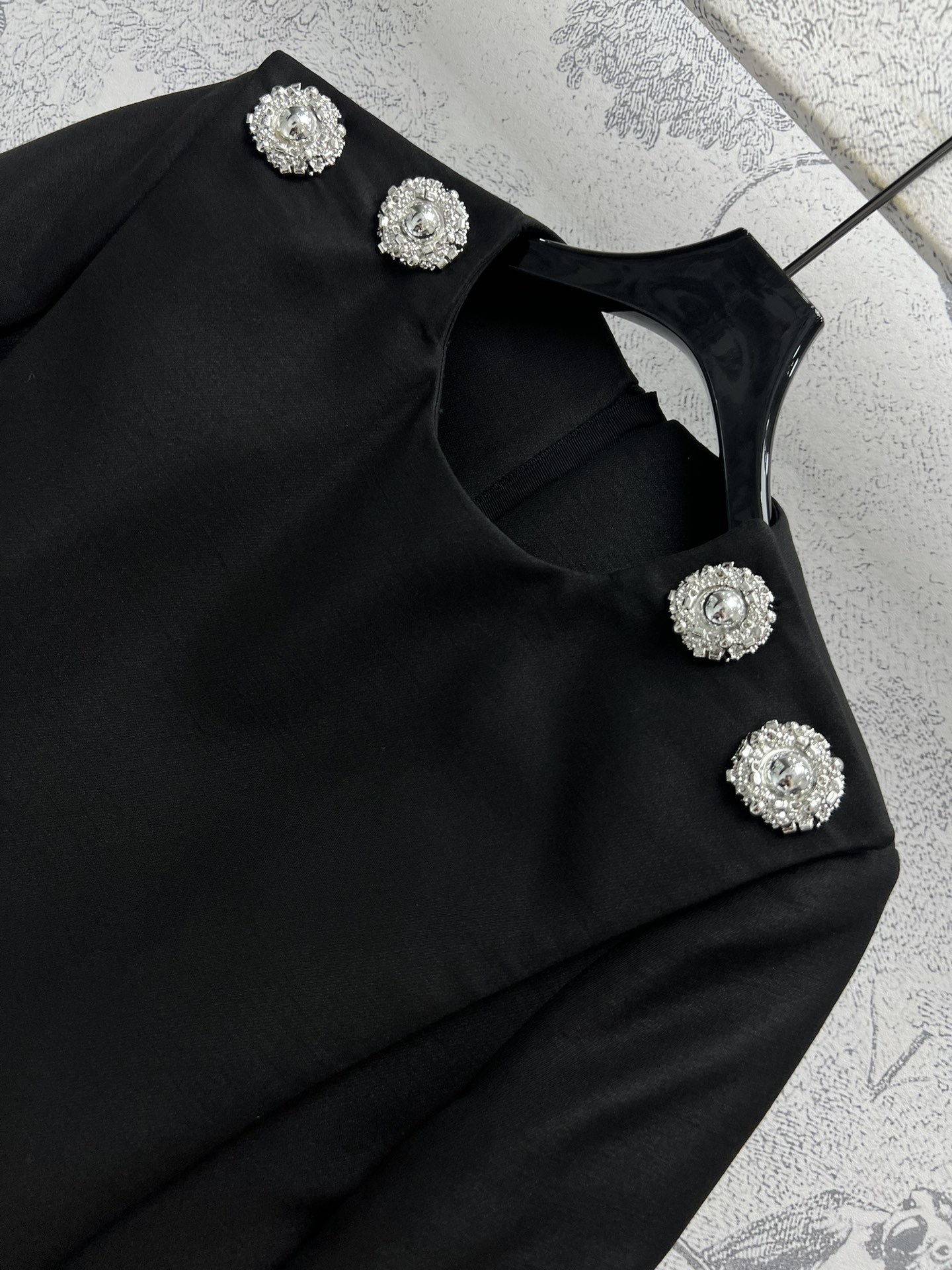 L家24秋冬新品时髦优雅的小西服宝石镶嵌纽扣装饰挻括有型有质感开模定制的五金配件精致又优雅大方后背拉链设