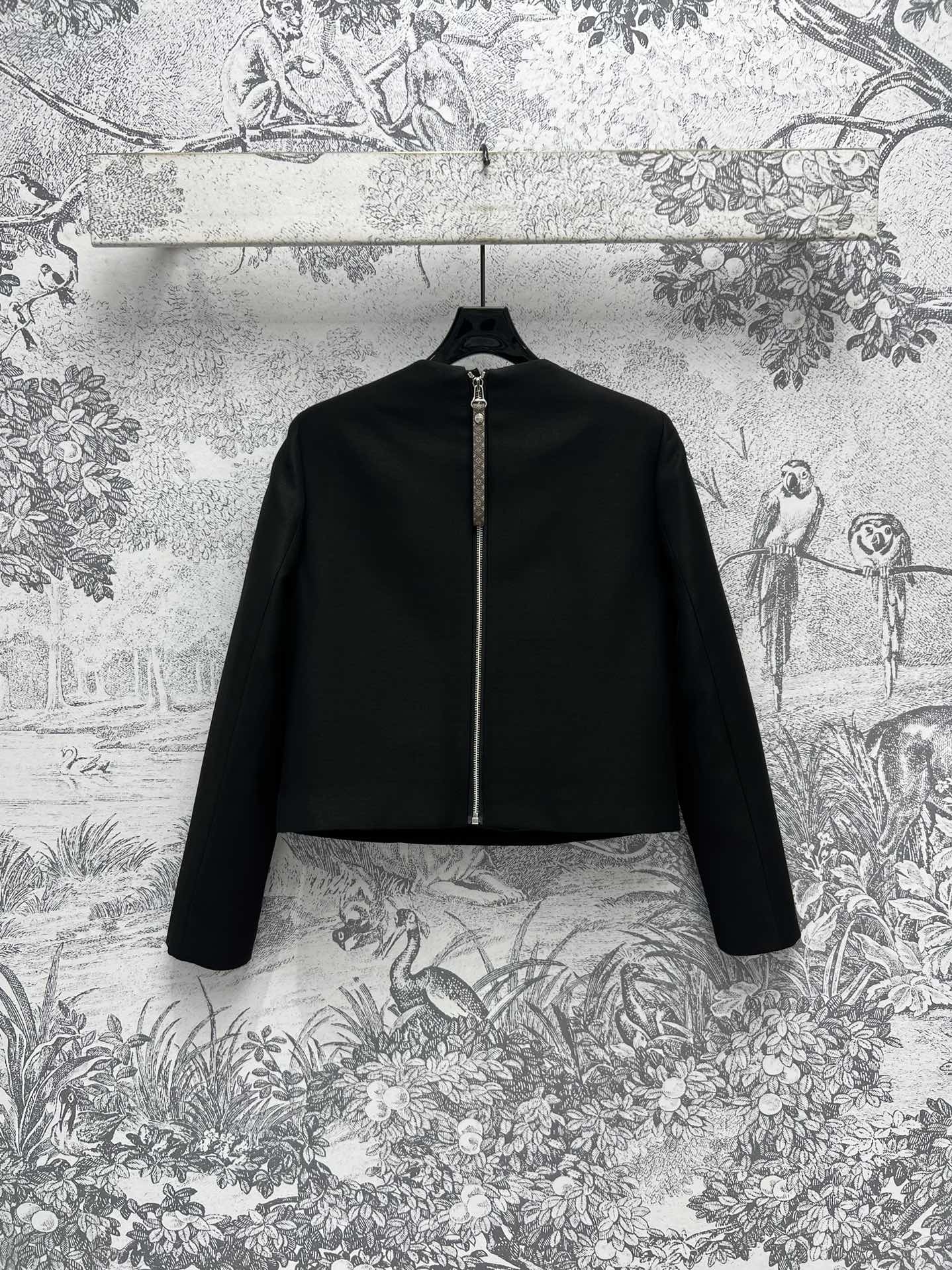 L家24秋冬新品时髦优雅的小西服宝石镶嵌纽扣装饰挻括有型有质感开模定制的五金配件精致又优雅大方后背拉链设