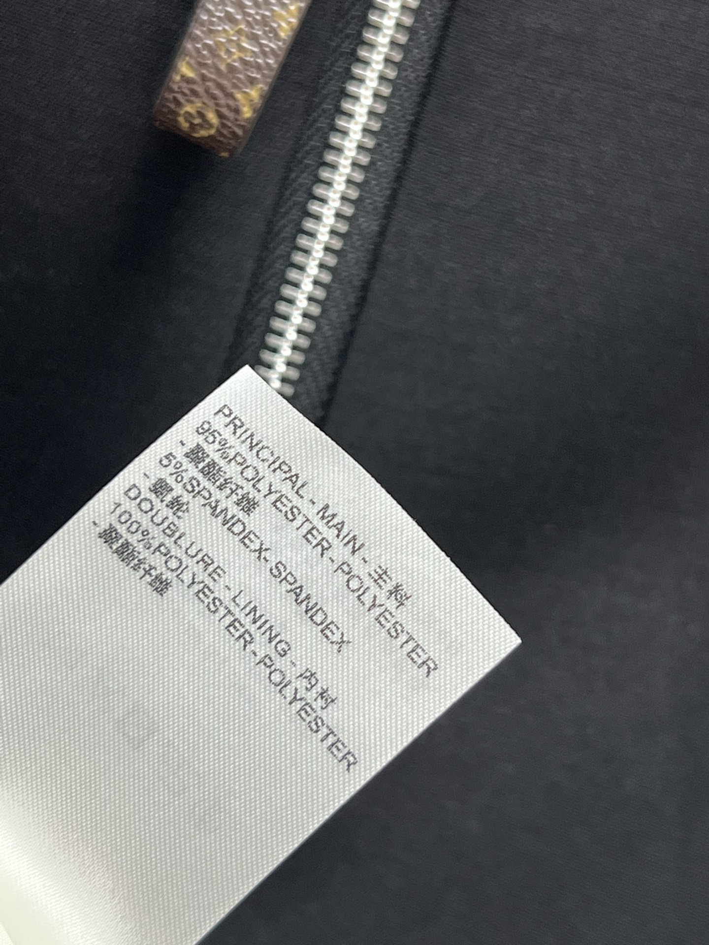 L家24秋冬新品时髦优雅的圆领短袖连衣裙黑色经典简约大气宝石镶嵌纽扣装饰挻括有型有质感开模定制的五金配件