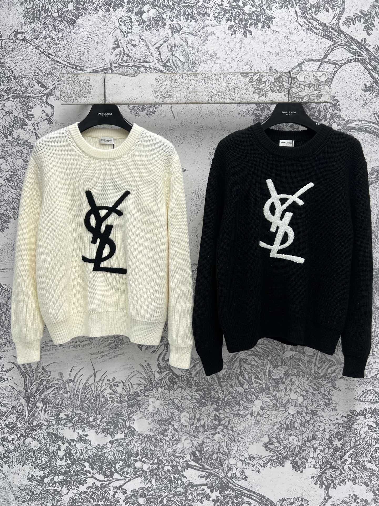 YSL24秋冬新款撞色logo针织圆领毛衣上身就很惊艳哦软软糯糯的温柔小女孩经典的版型上身显瘦又百搭胸前