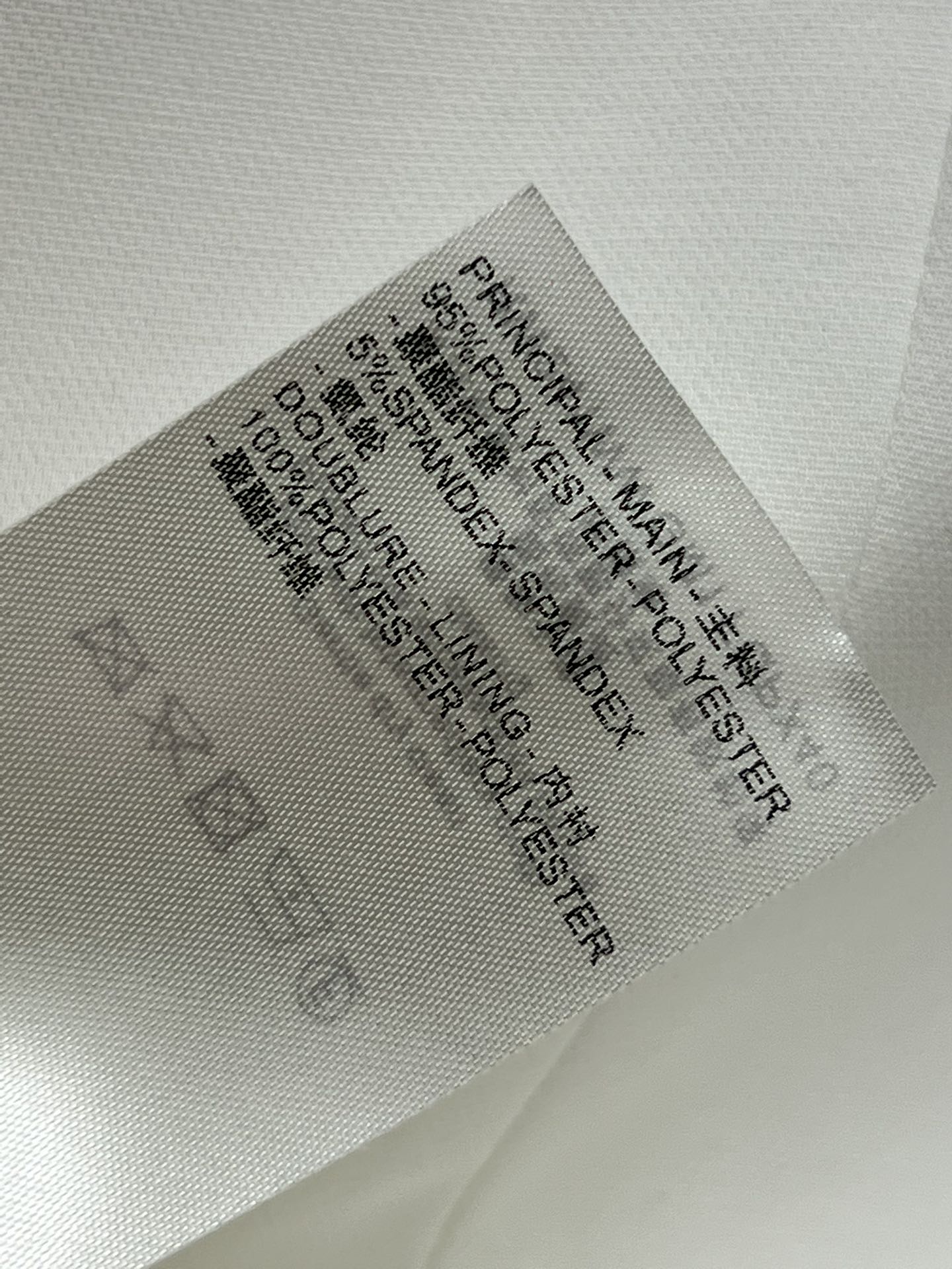 L家24秋冬新款金扣短款西装外套立体廓形剪裁硬挺的版型轻松穿出高级调性任何身材都可包容性超赞气质短款版型