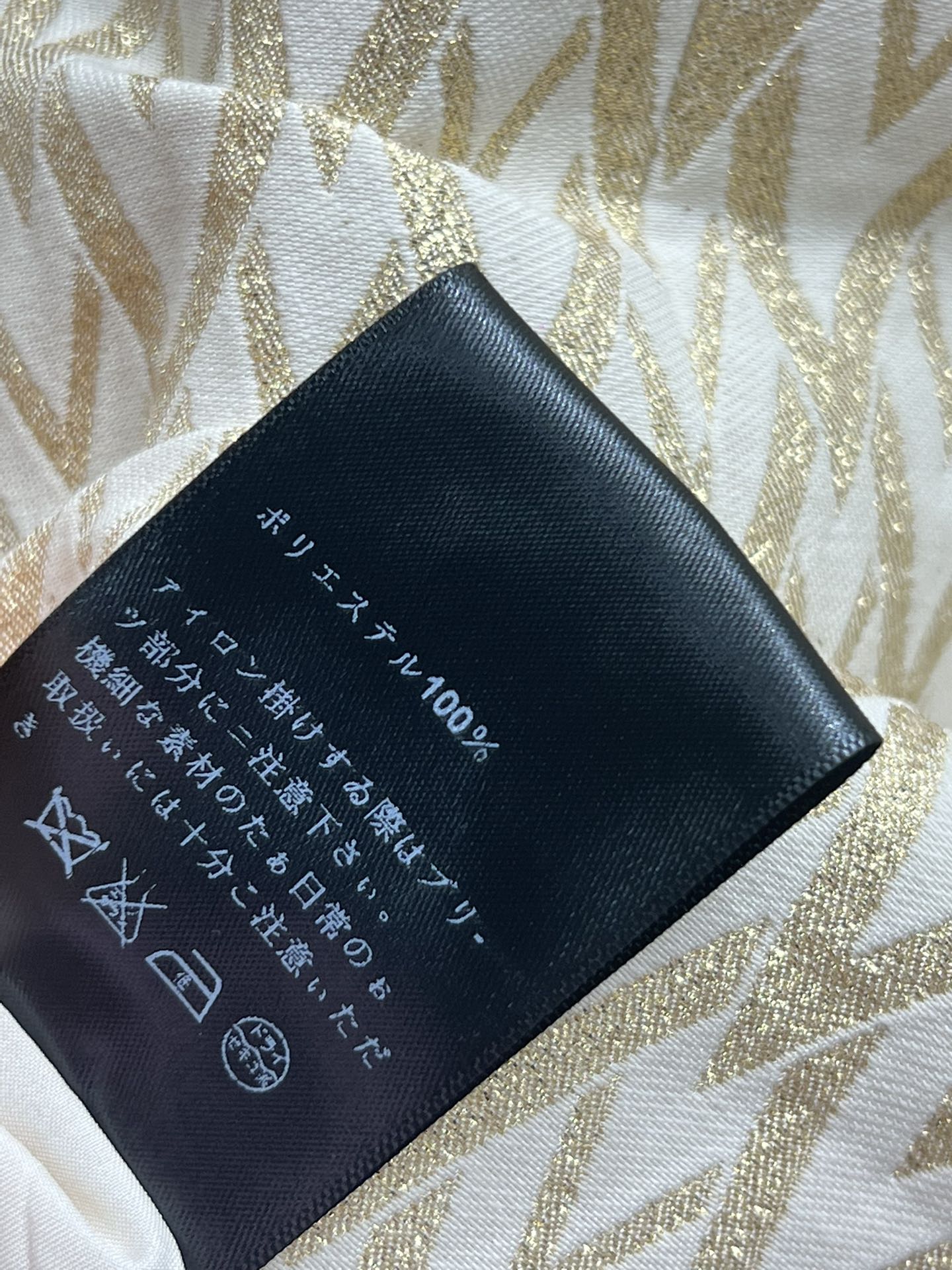 V家24秋冬新款烫金V字母提花翻领外套定制面料V字母烫金提花工艺上身满满的高级感小翻领搭配定制logo扣