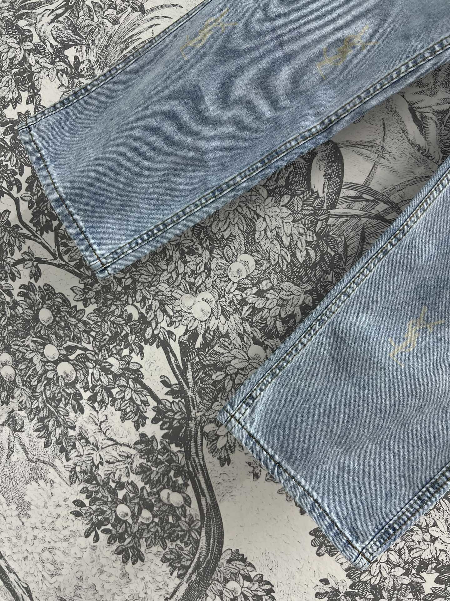 YSl24秋冬新款Logo高腰阔腿牛仔裤定制定染的洗水工艺采用原色酵母水洗个性logo印花点缀吸睛百搭又