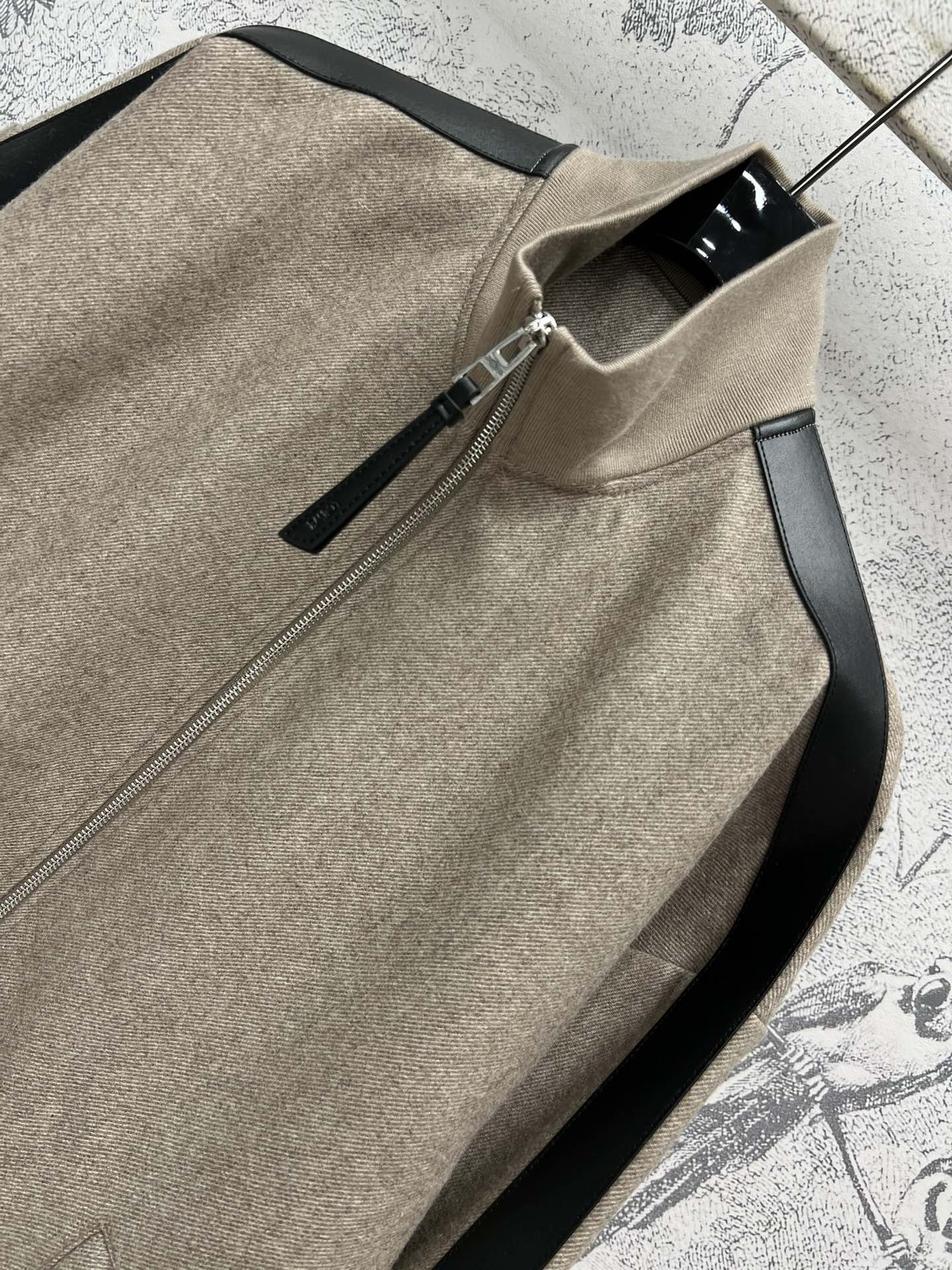 LW24秋冬新款立领拼皮毛呢夹克外套一穿就能出门的款完全不用费心费力搭配气质工装风酷帅有型两侧拼皮点缀立