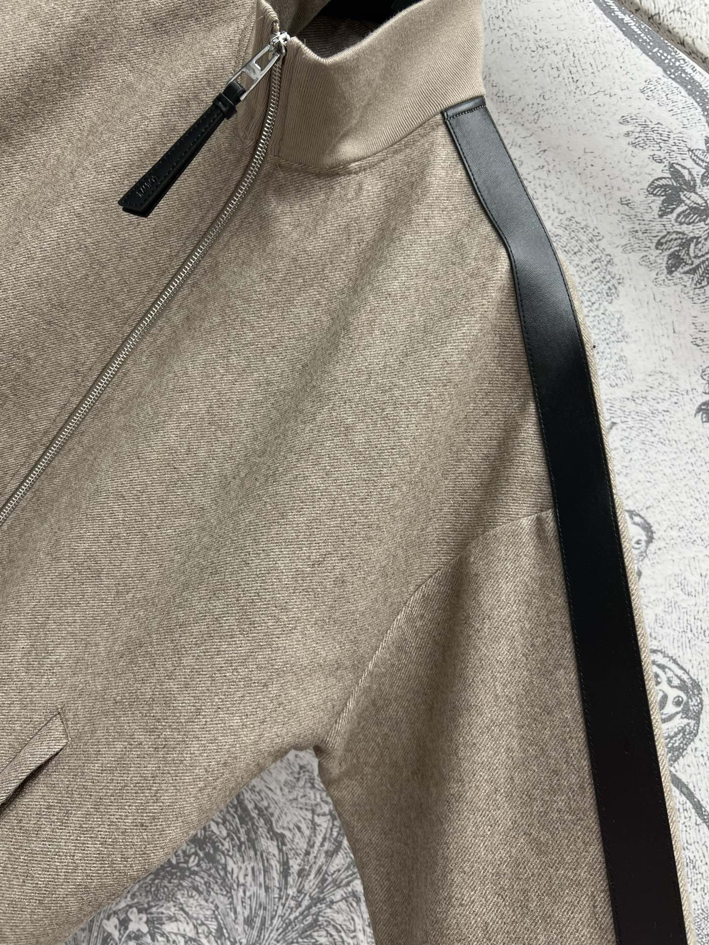 LW24秋冬新款立领拼皮毛呢夹克外套一穿就能出门的款完全不用费心费力搭配气质工装风酷帅有型两侧拼皮点缀立