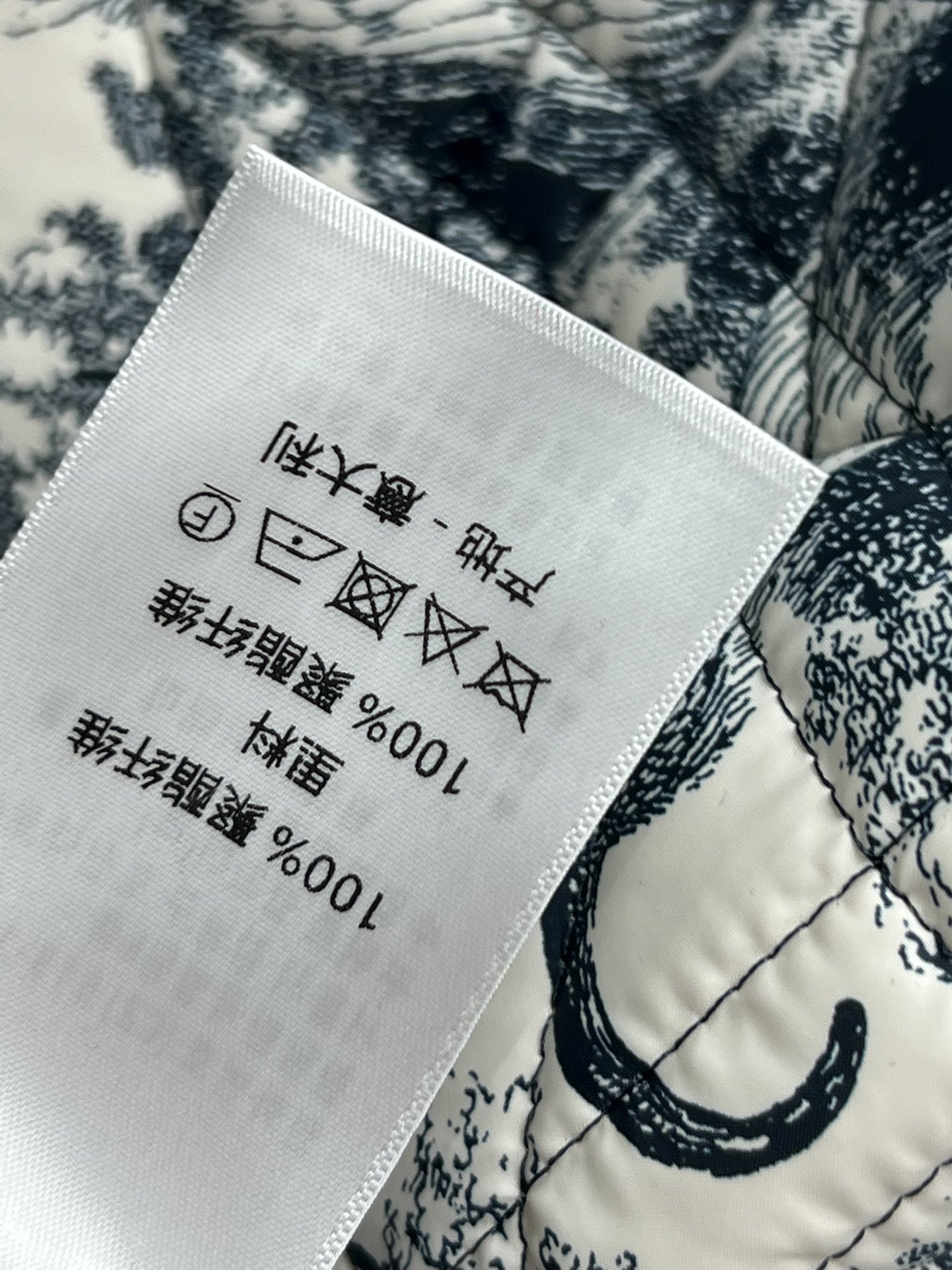 D家 24秋冬新款 菱格立领双面穿棉服 简约又奢侈 一面经典杏色 一面从林印花 一面纯色 小高领立体剪裁