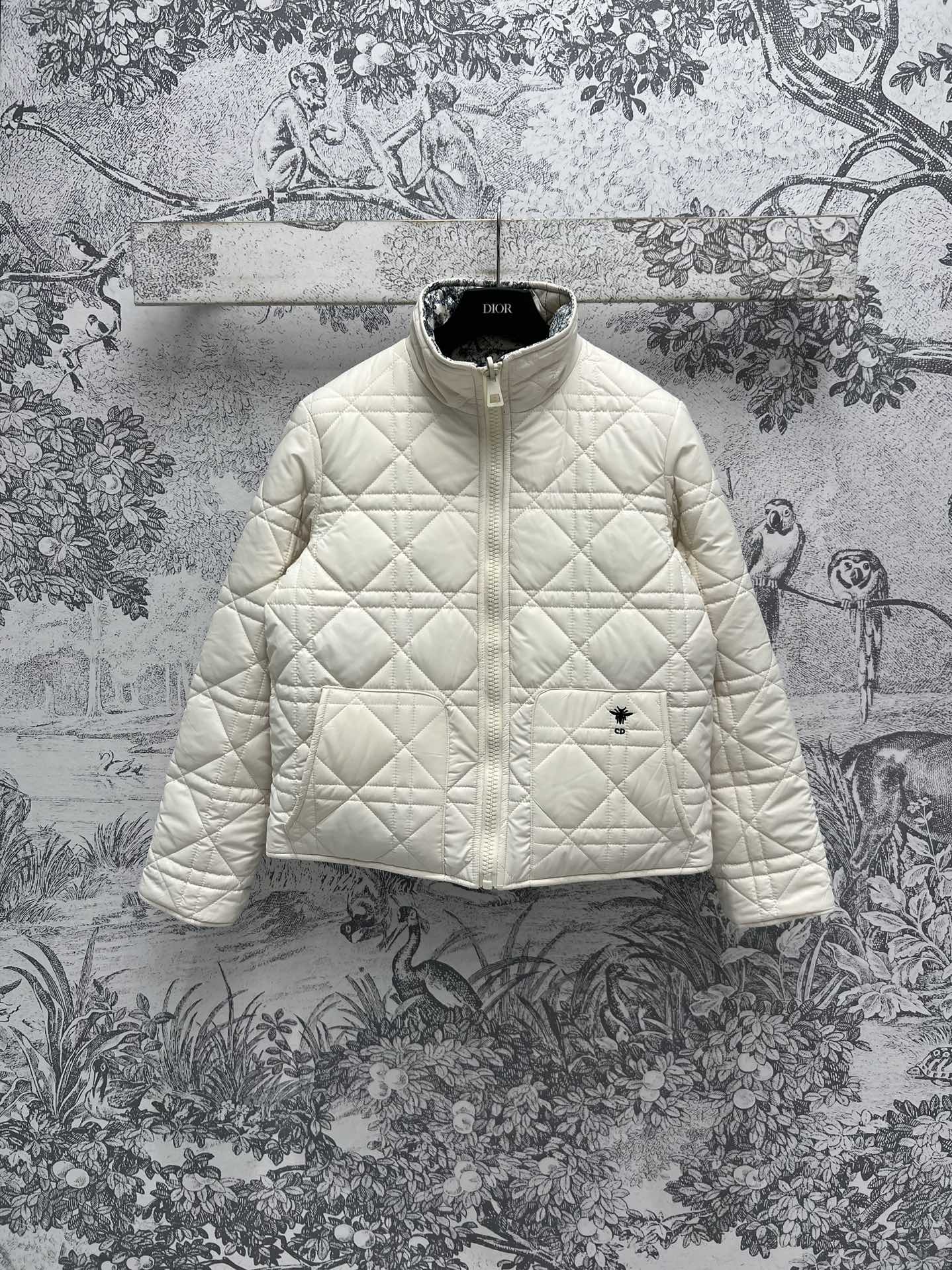 D家 24秋冬新款 菱格立领双面穿棉服 简约又奢侈 一面经典杏色 一面从林印花 一面纯色 小高领立体剪裁