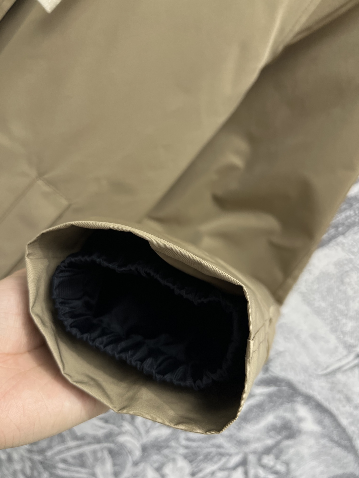 Miu 25早春新款 双面穿连帽夹克外套 两面穿搭随意切换风格 一面经典卡其色撞色连帽设计 一面纯黑色束