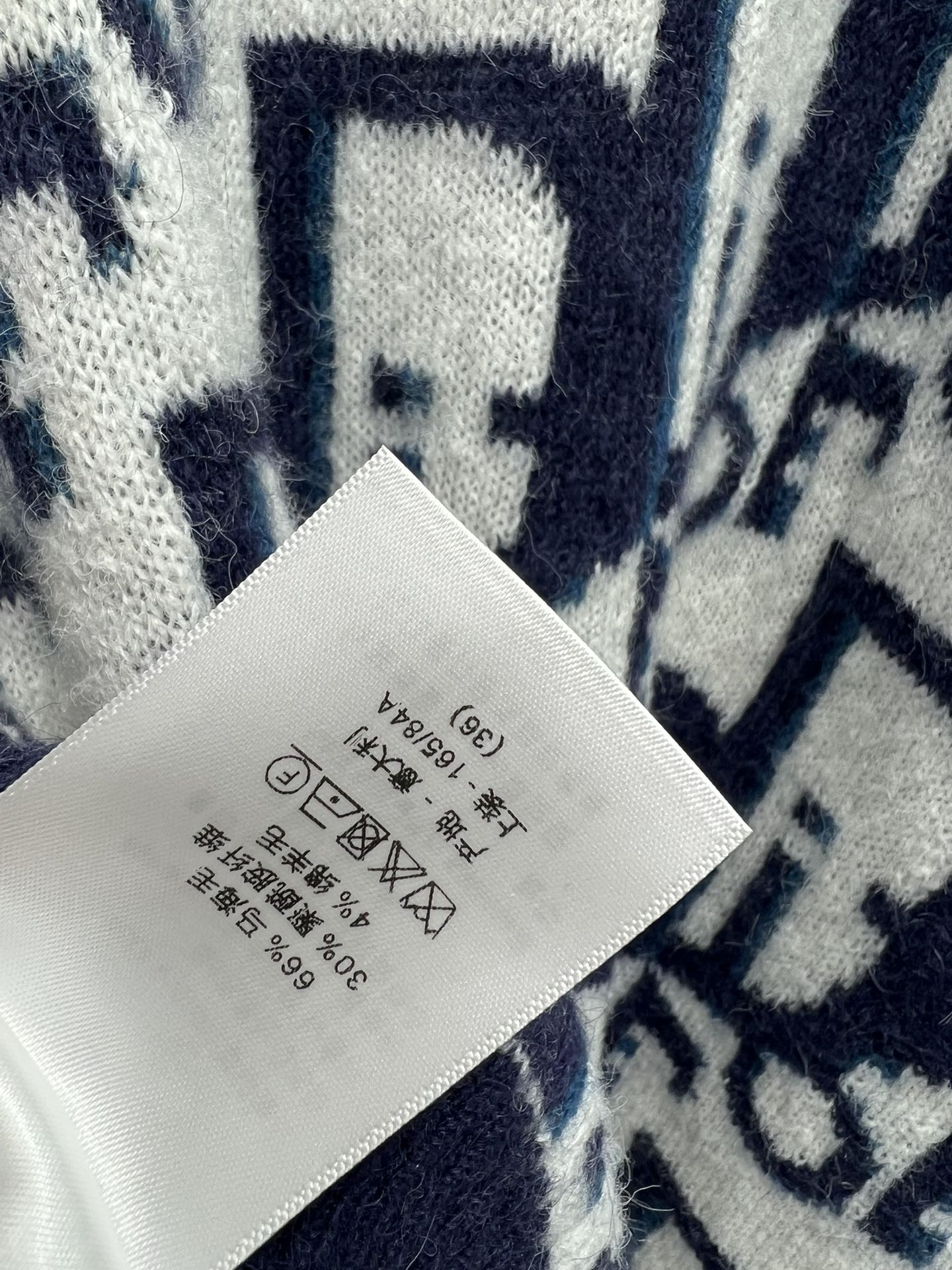 D家24秋冬新款D字母提花羊毛针织系列圆领毛衣+圆领开衫男女都可以驾驭的版型经典的字母老花元素字母提花与