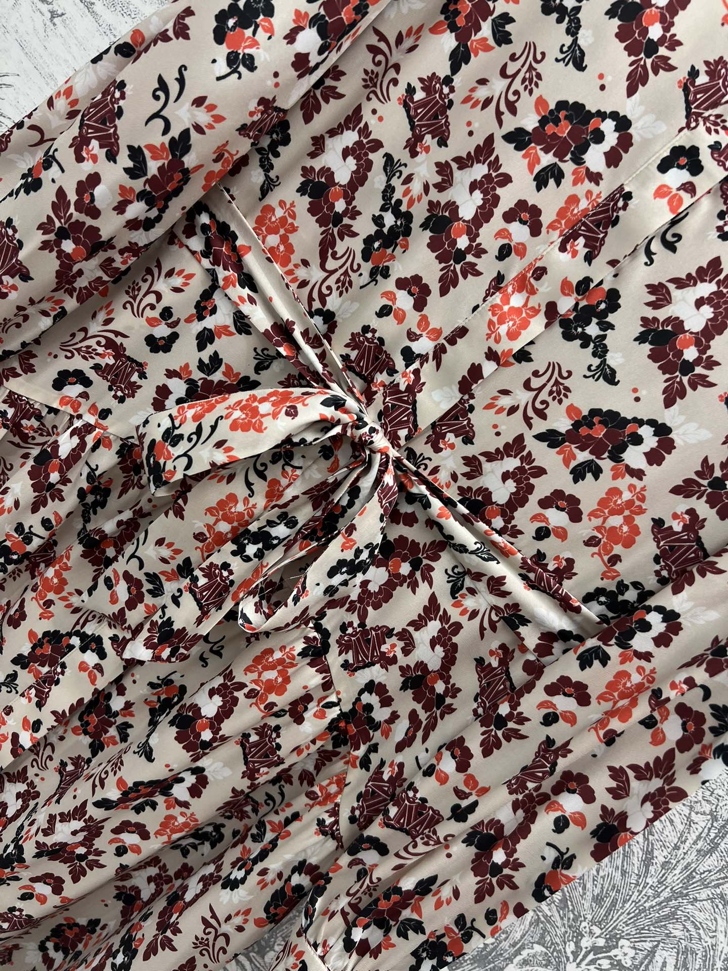 24秋冬新款碎花缎面连衣裙+碎花翻领衬衫满屏复古碎花印花图案吸睛又时髦日常搭配都很好看玫瑰金扣装饰定制缎