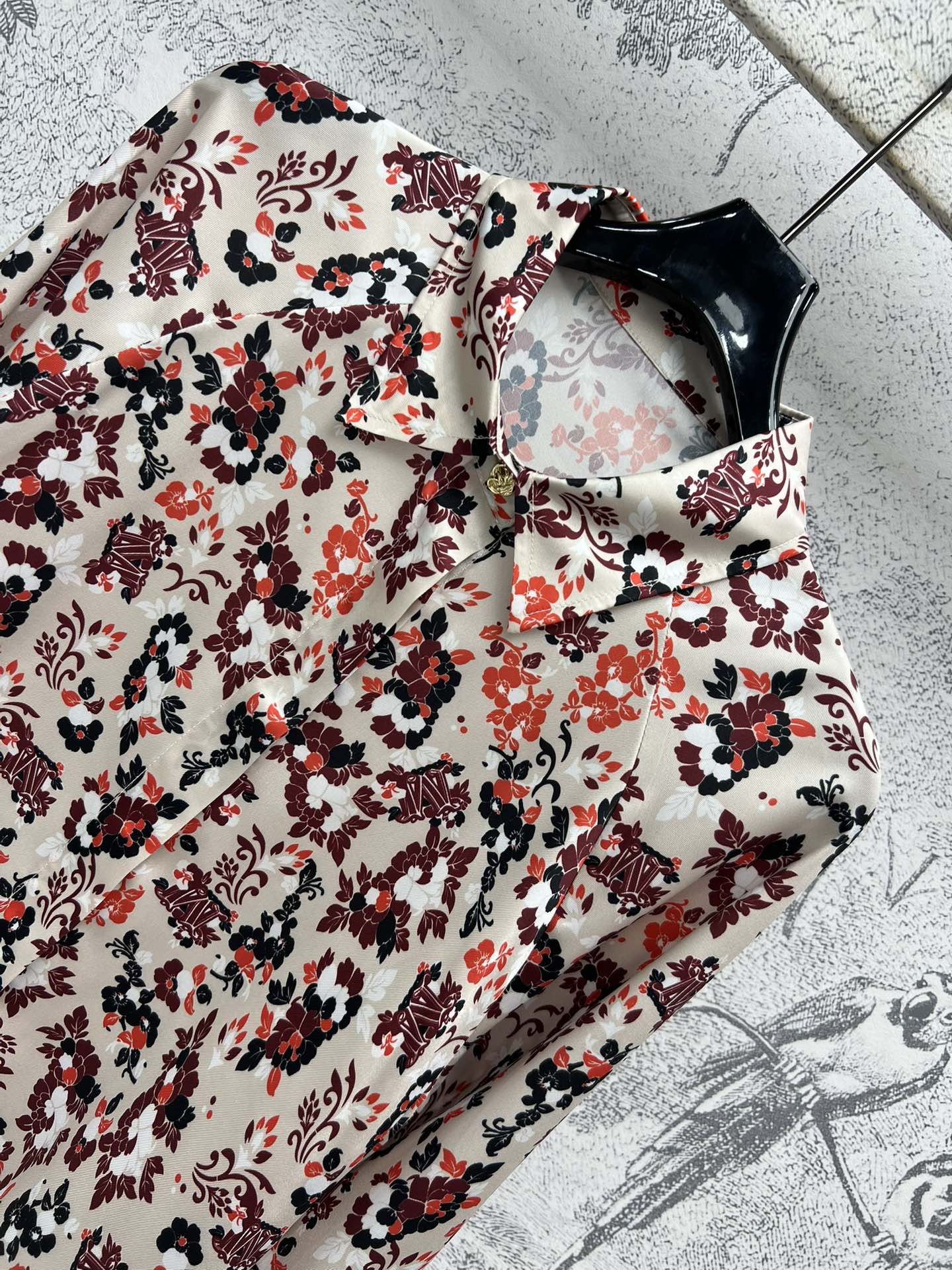 24秋冬新款碎花缎面连衣裙+碎花翻领衬衫满屏复古碎花印花图案吸睛又时髦日常搭配都很好看玫瑰金扣装饰定制缎