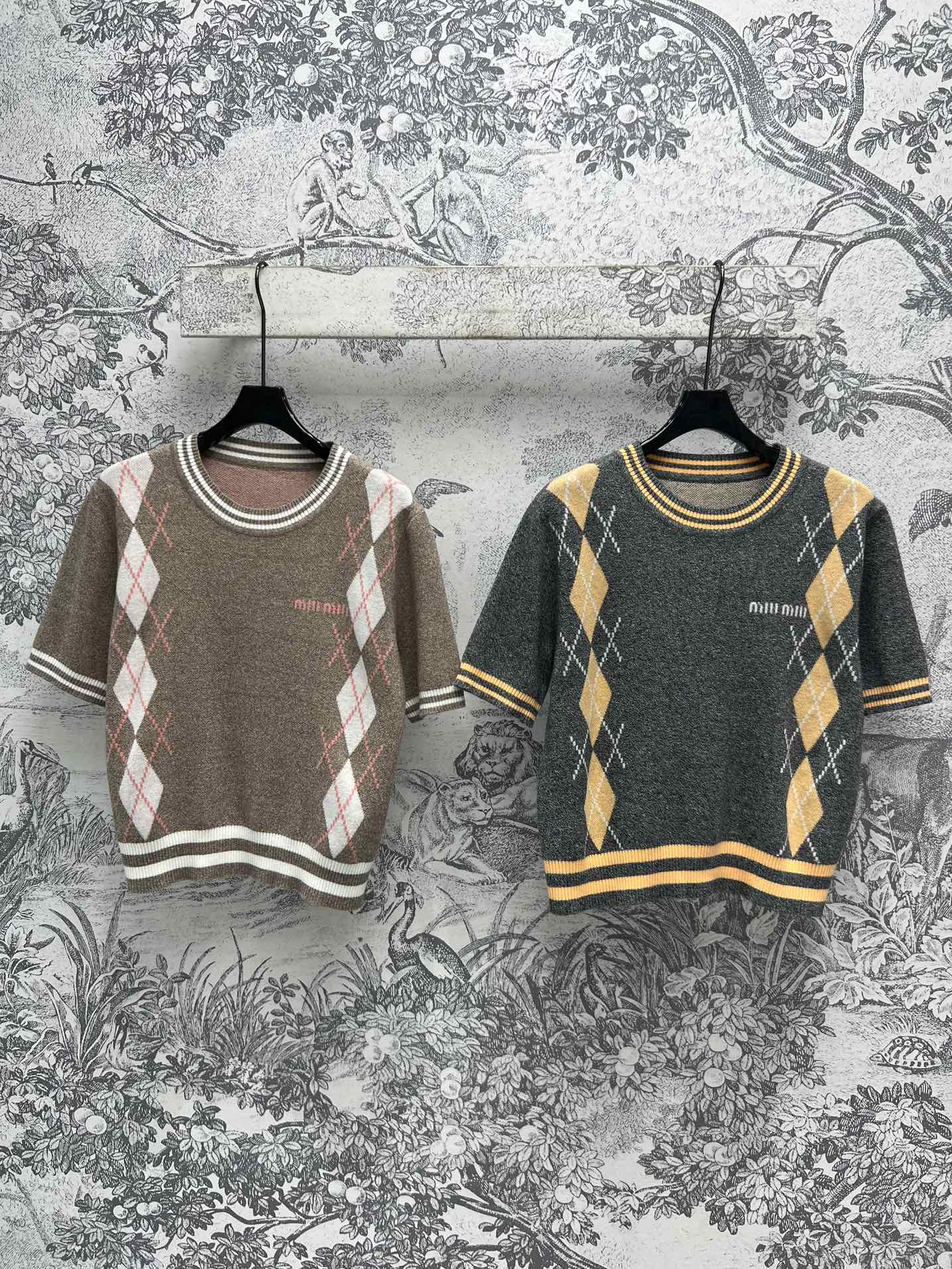 Miu24秋冬新款菱形图案针织系列圆领短袖毛衣+V领短袖毛衣宽松轮廓型很显瘦好穿菱形格纹元素加上来就是英