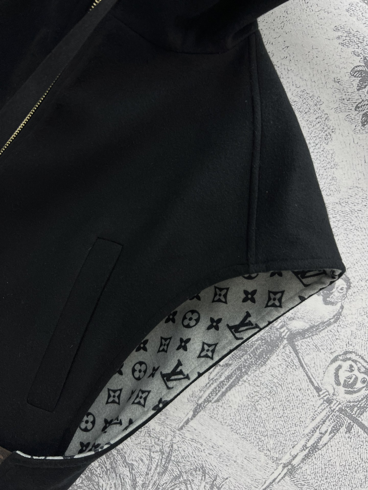 L家24秋冬新款连帽毛呢短款马甲连帽无袖短款版型双向拉链马甲衣摆两侧搭配老花皮革按扣收腰显瘦内里是经典l