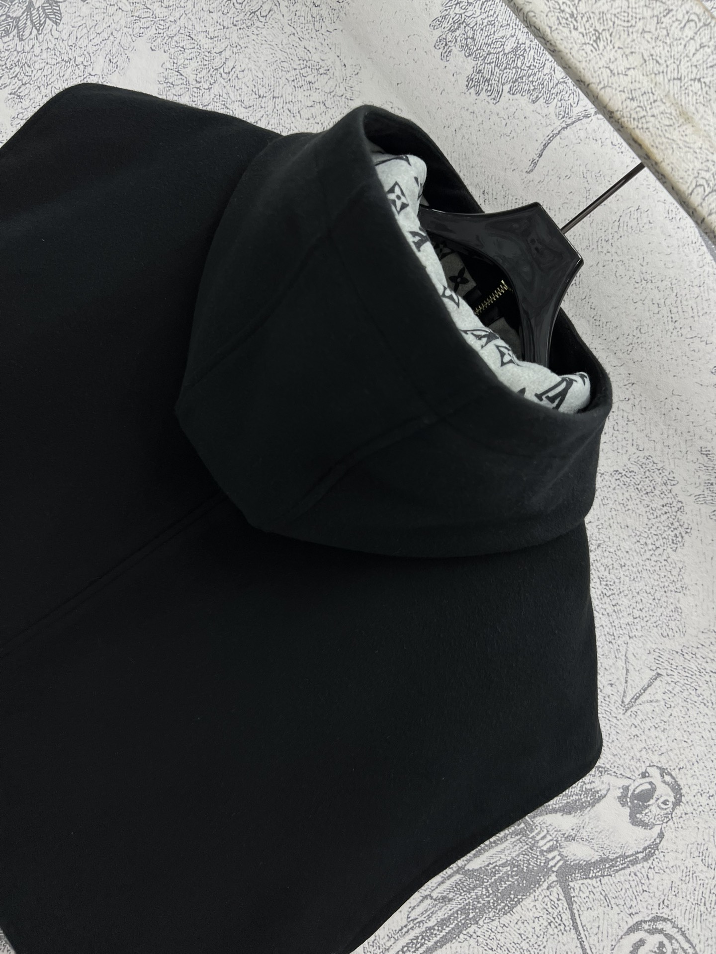 L家24秋冬新款连帽毛呢短款马甲连帽无袖短款版型双向拉链马甲衣摆两侧搭配老花皮革按扣收腰显瘦内里是经典l