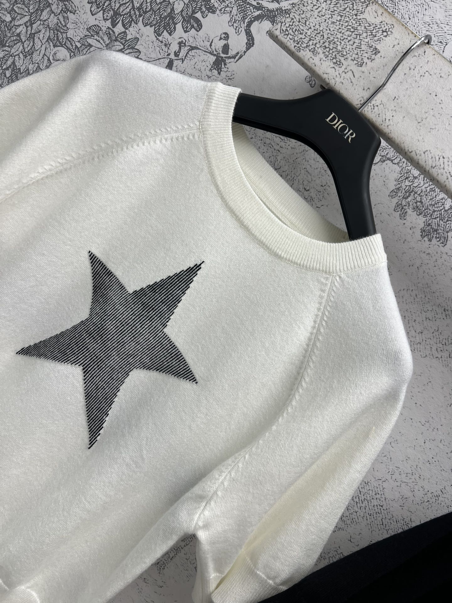 D家 24秋冬新款 五角星⭐️针织短袖 五角星刺绣点缀其间 时髦又减龄 面料柔软轻薄舒适 完全不会闷热 