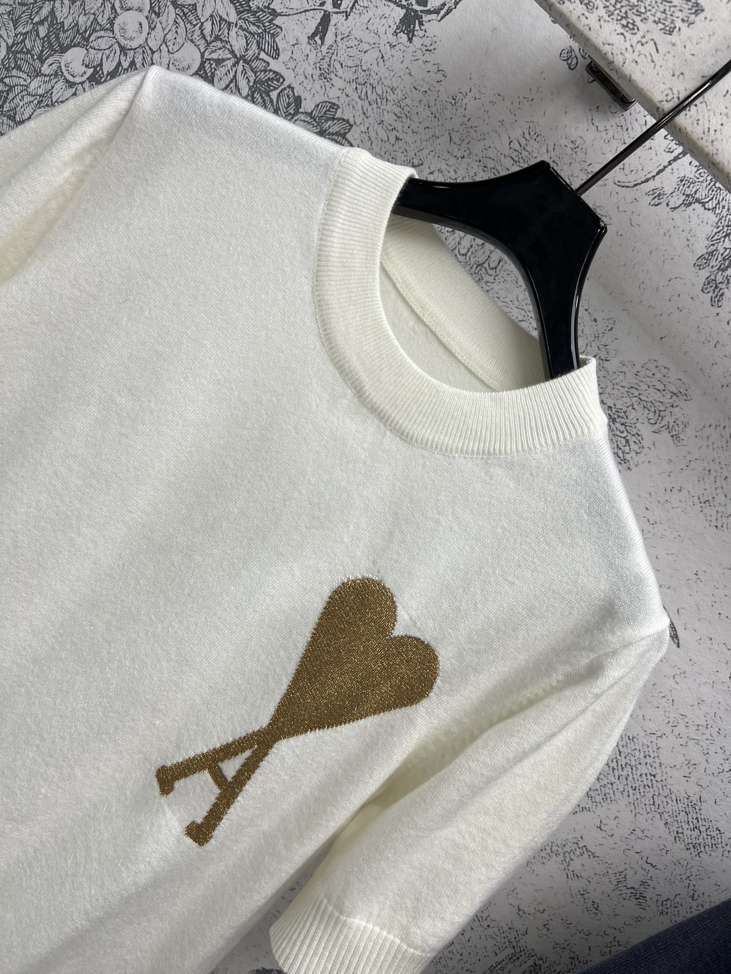 24秋冬新款 爱心A图案针织短袖 胸口经典的闪闪的爱心A❤️图案点缀 小短款版型上身轻松分割身材比例  