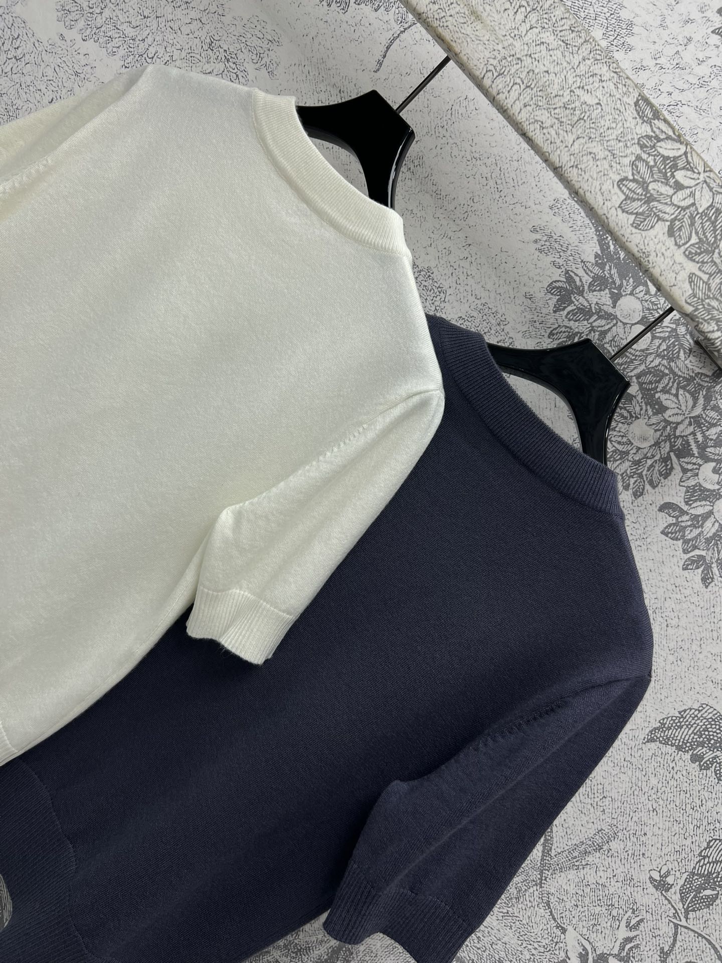 24秋冬新款 爱心A图案针织短袖 胸口经典的闪闪的爱心A❤️图案点缀 小短款版型上身轻松分割身材比例  